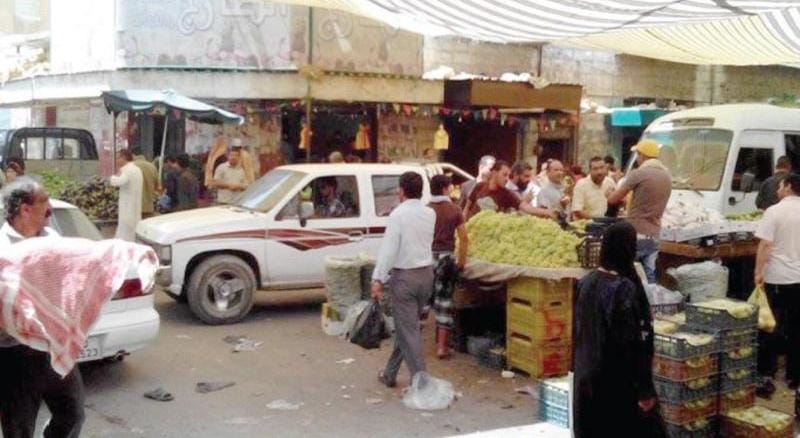 محافظ المفرق يؤكد ضرورة إيجاد ساحة لتجميع البسطات المنتشرة في السوق التجاري