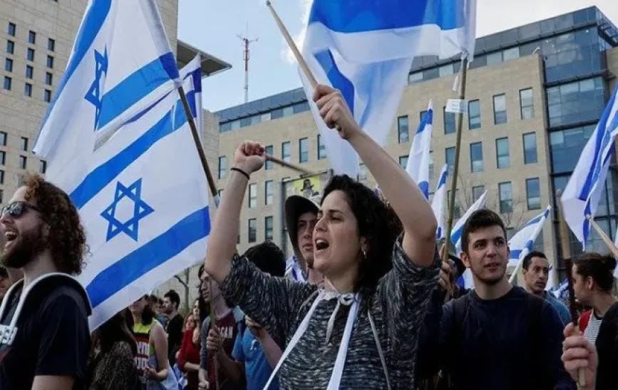 نتنياهو يتهم المعارضة بإثارة الفوضى وجانتس يقول إن إسرائيل علي بعد خطوة من حرب أهلية