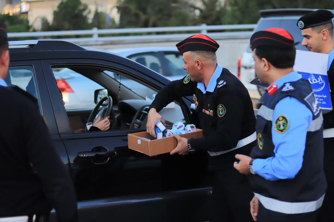 العميد الرشيد يشارك المرتبات العاملة في الميدان الإفطار وتوزيع التمور على المواطنين...صور