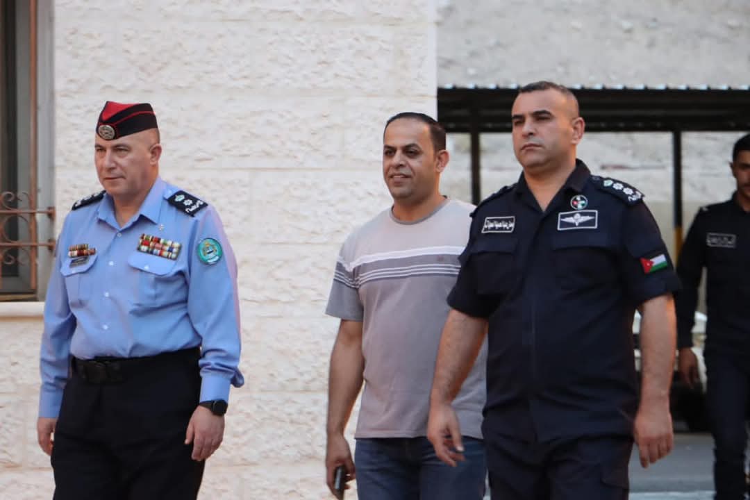 العقيد السعودي يلتقي متقاعدين ويناقش قضاياهم