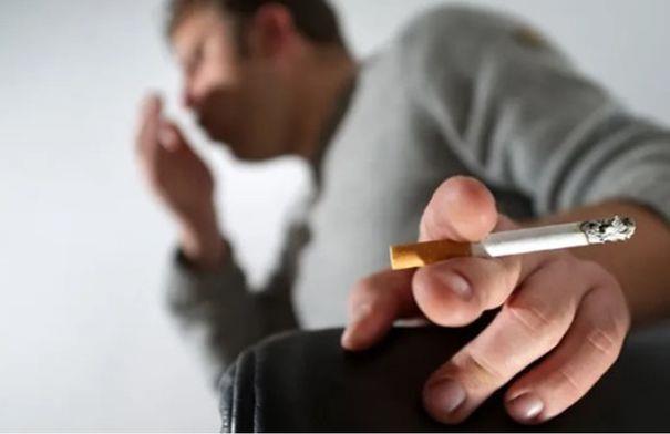 يجب الإقلاع عن التدخين فورًا.. سعال المدخن أول علامة على مرض مزمن وخطير بالرئة