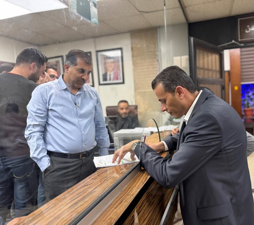 موظفو رخص المهن في  بلدية اربد الكبرى يستمرون في عملهم ..صور