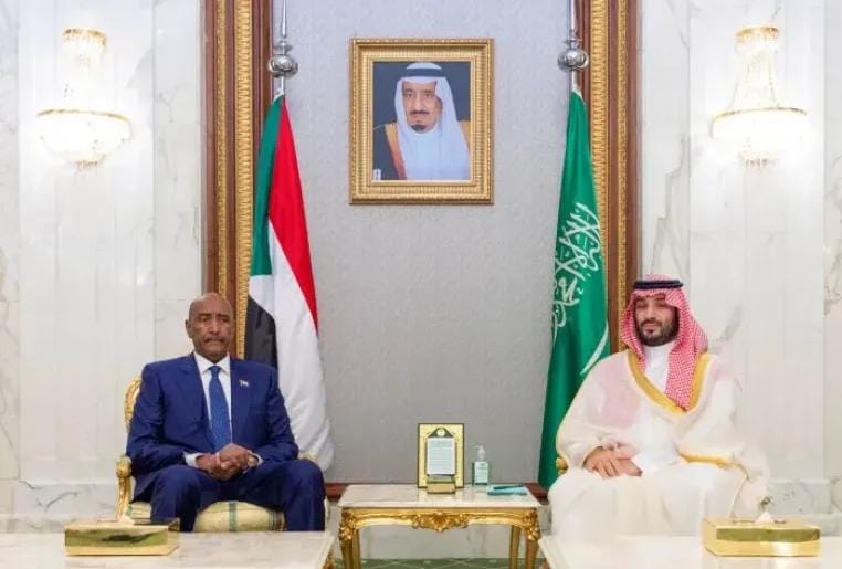 ولي العهد السعودي يستقبل رئيس مجلس السيادة السوداني ”البرهان” في مكة المكرمة