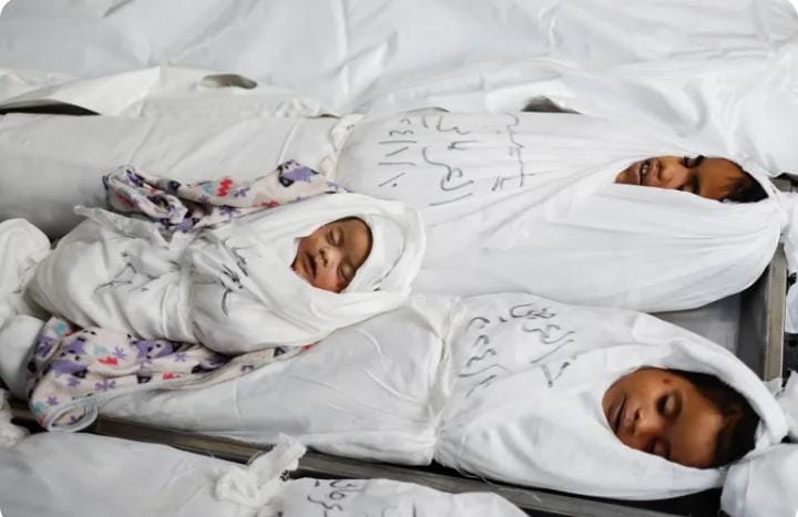 العالم يتجهز لارتداء ملابس العيد في غزة يلبسون الأكفان