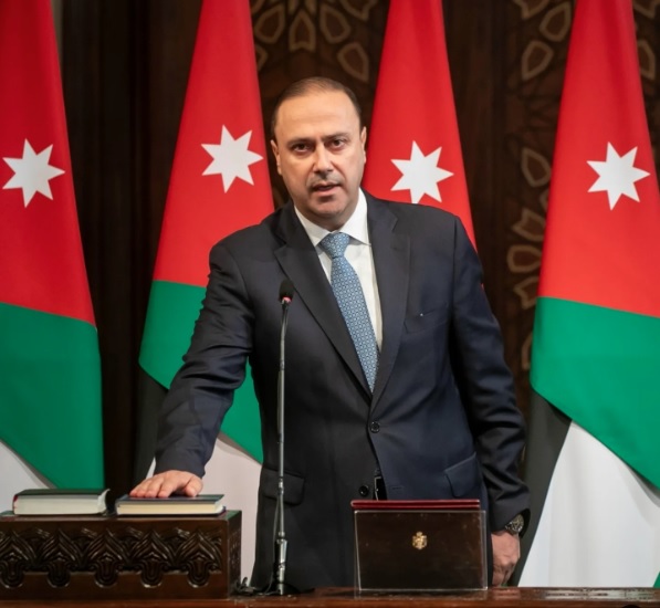 المومني: حوار مستمر بين الحكومة والنواب لإيجاد حلول للتحديات التي تواجه الوطن