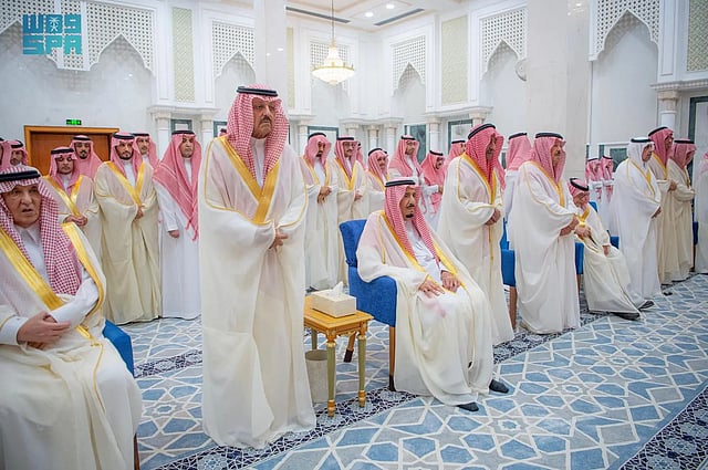 خادم الحرمين الشريفين يؤدي صلاة عيد الفطر في قصر السلام بجدة...صور