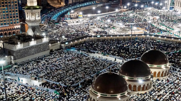 مئات الآلاف يؤدون صلاة العيد في المسجد الحرام