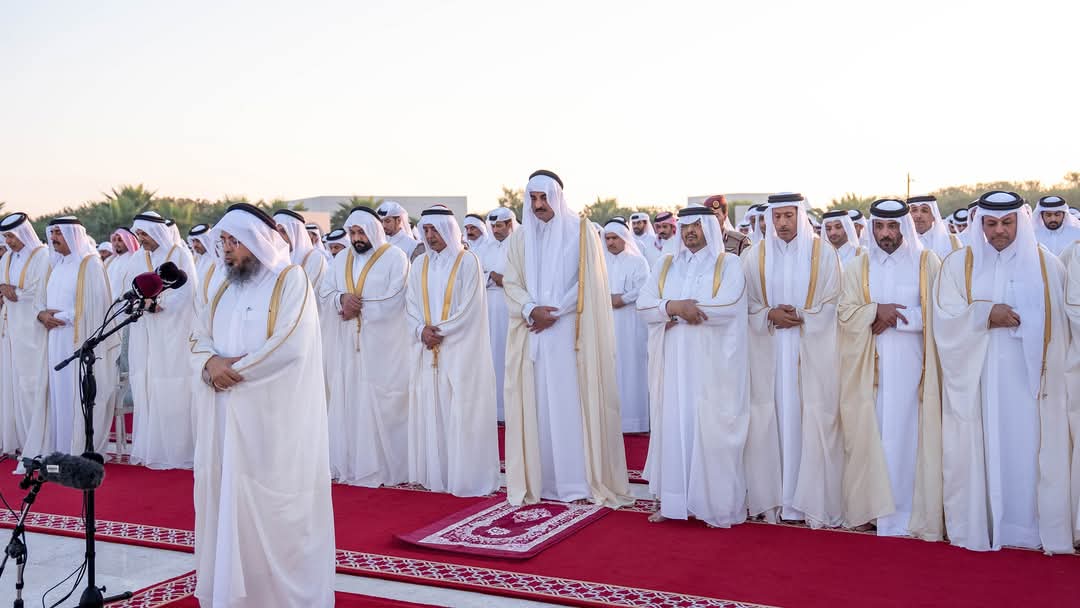 قطر : سمو الأمير تميم بن حمد يؤدي صلاة عيد الفطر...صور