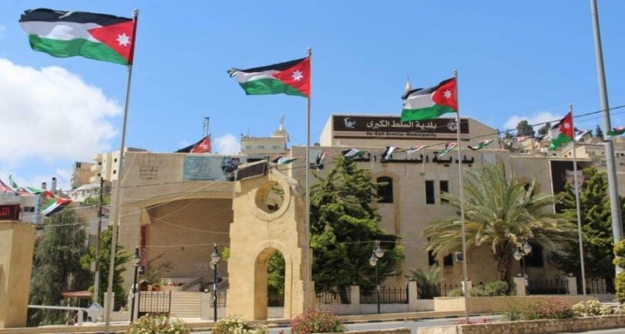 بلدية السلط الكبرى تواصل تنفيذ خطتها التشغيلية خلال أيام العيد