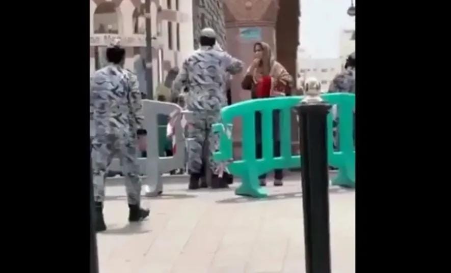 الكشف عن جنسية السيدة المعتمرة التي صفعت رجل أمن سعودي في المسجد النبوي