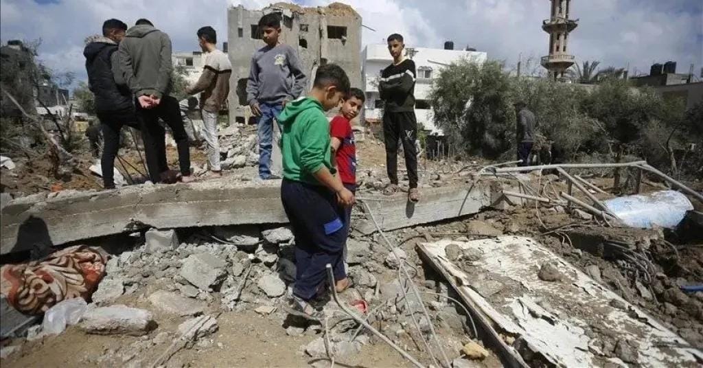 المذابح مستمرة.. استشهاد 52 فلسطينيا يوم العيد .. وانتشال جثث 14 مسعفاً قتلوا علي يد الجيش الإسرائيلي