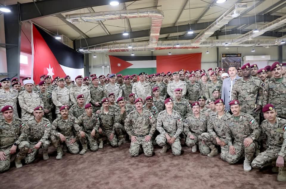 رئيس هيئة الأركان المشتركة يؤدي صلاة العيد في قاعدة الملك عبدالله الثاني الجوية الغباوي...صور