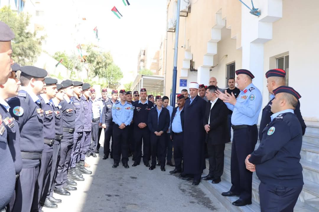 مدير ادارة التنفيذ القضائي  ينقل تحيات جلالة الملك إلى مرتبات الادارة...صور