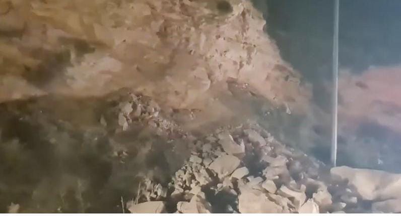 انهيار صخري يغلق طريق الشجرة  المغير في إربد