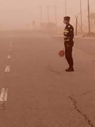 الدوريات الخارجية تحذر من وجود هبات غبارية على الطرق الصحراوية