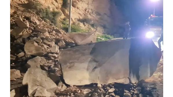 مديرية أشغال إربد تعيد فتح طريق وادي المغير – الشجرة في إربد بعد انهيارا صخريا كبيرا