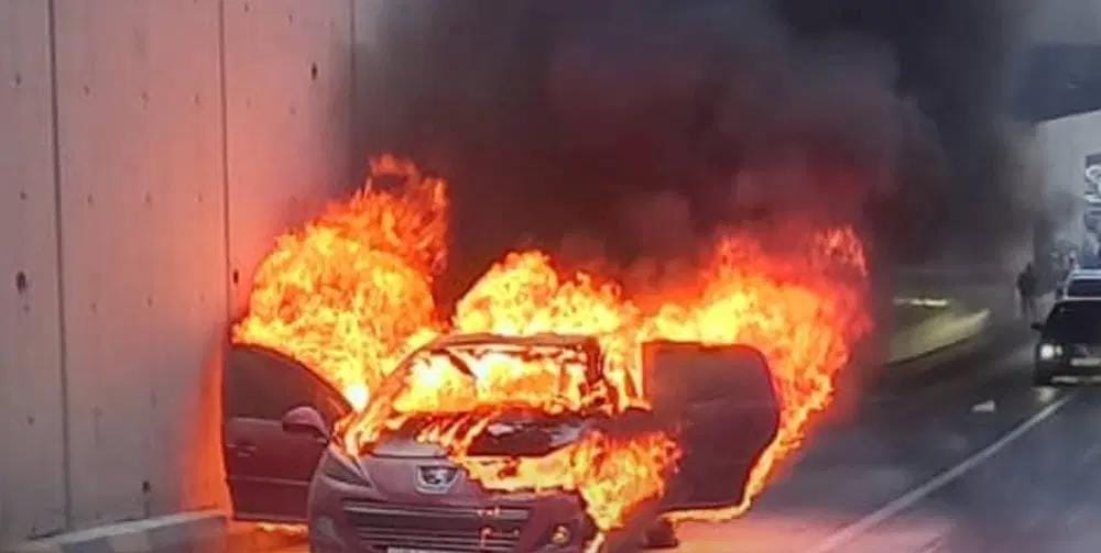 عمان... الدفاع المدني يتعامل مع احتراق مركبة في عبدون