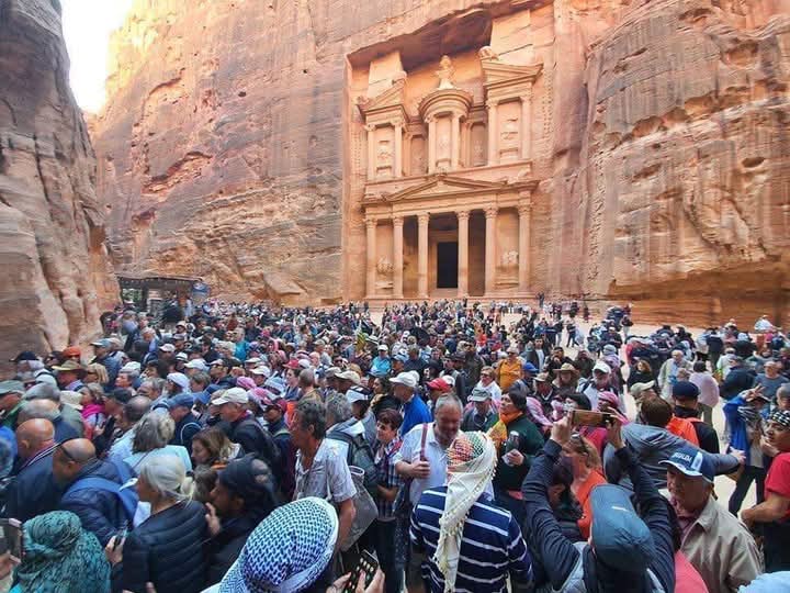 حركة سياحية نشطة في البترا خلال العيد