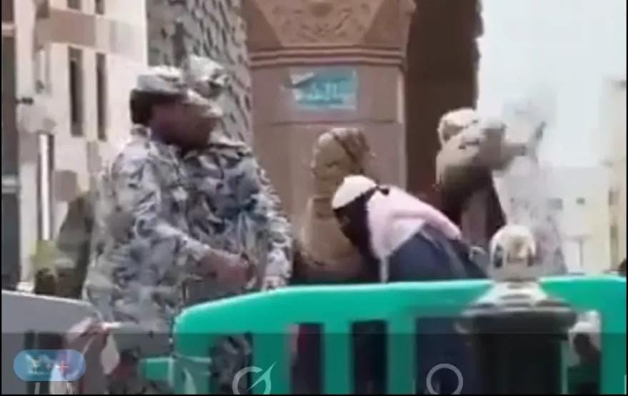 صفعات داخل الحرم .. معتمرة وضابط سعودي يتبادلان الضرب ما القصة؟