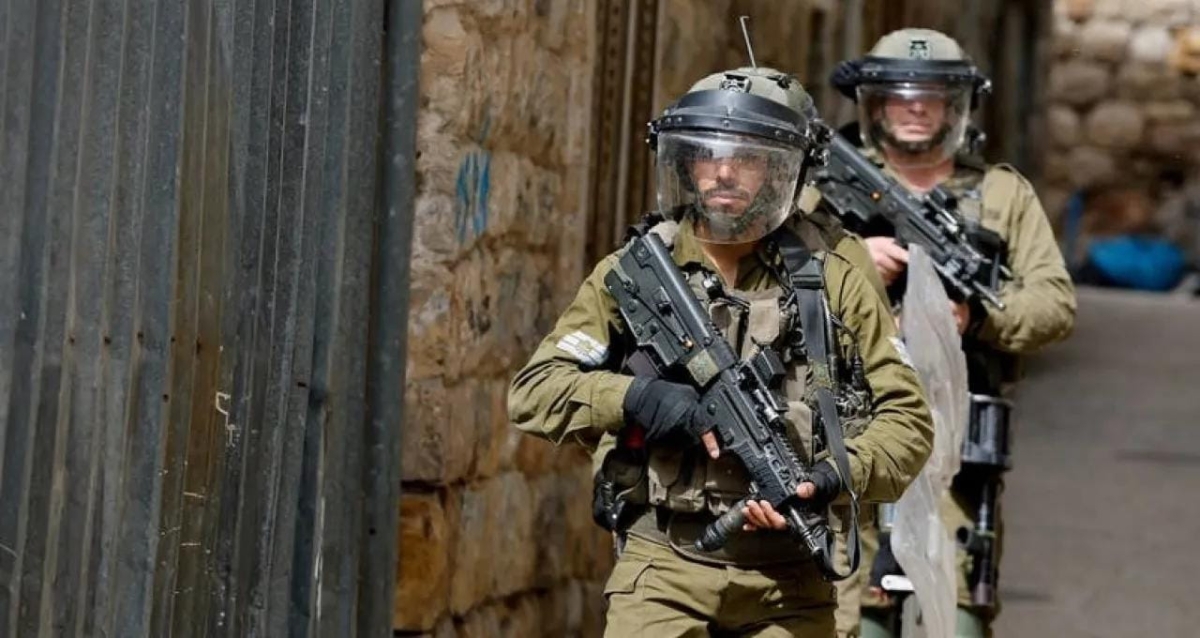 الإرهابي ..وزير الحرب الصهيوني يتجول بالضفة: لن نسمح للسلطة بالسيطرة