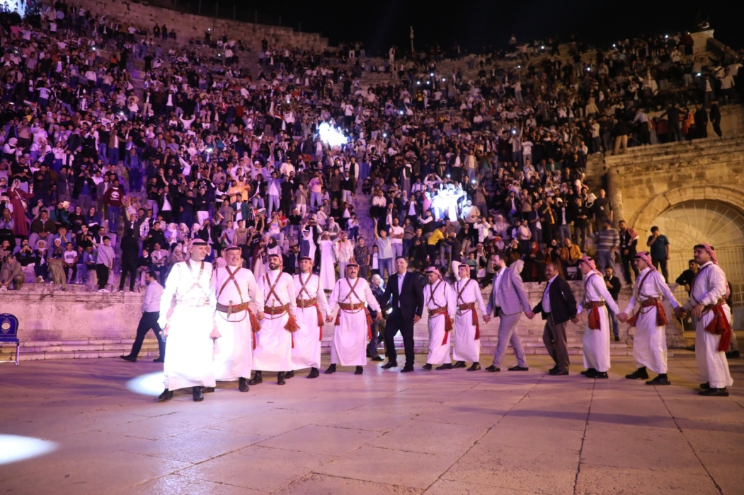السياحة: أجواء استثنائية واحتشاد جماهيري ضخم في المدرج الروماني بانطلاق فعاليات عيد الفطر...صور