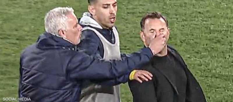 تصرف غريب من مورينيو مع مدرب الفريق المنافس