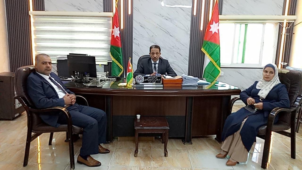 الزبن يلتقي رؤساء الأقسام لتبادل التهاني ومناقشة تقارير الزيارات الميدانية للمدارس ..صور