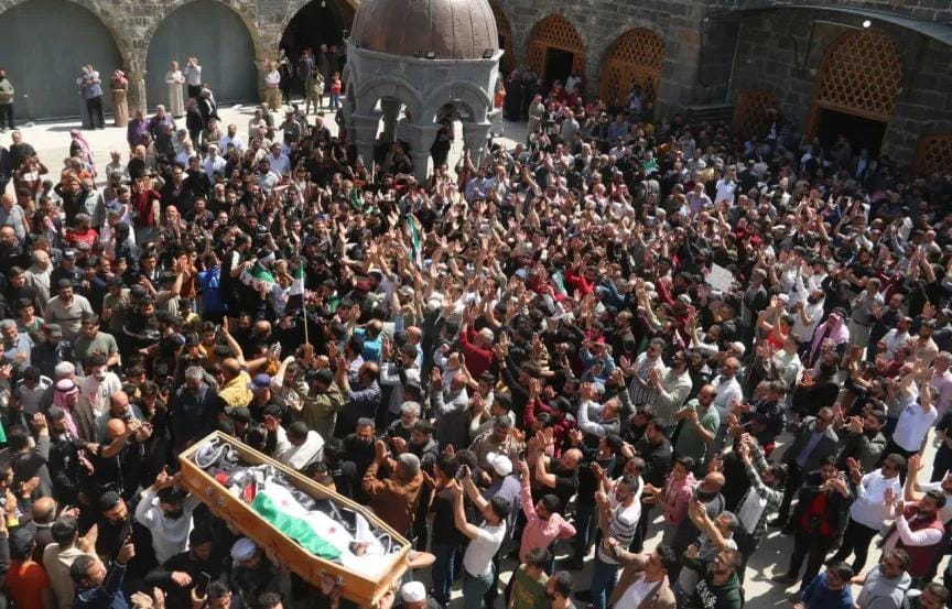 الآلاف يشيعون ضحايا القصف الإسرائيلي ومنشورات تحذيرية لسكان درعا السورية.. ووزير دفاع الاحتلال يحذر الشرع
