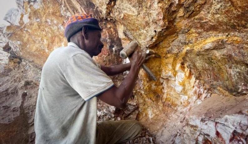 فرانس برس ..الإمارات تستحوذ على إنتاج السودان من الذهب وسط جدل متصاعد