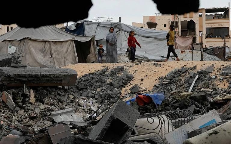 استشهاد 11 فلسطينيًا في قصف إسرائيلي على منزل وخيمة جنوب قطاع غزة
