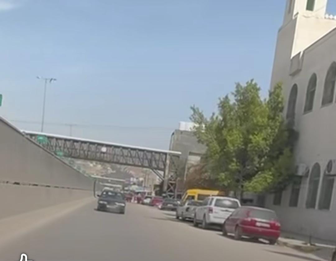 ضبط سائق قاد مركبته للخلف بصورة خطرة واستعراضية بالشارع العام  في البقعة