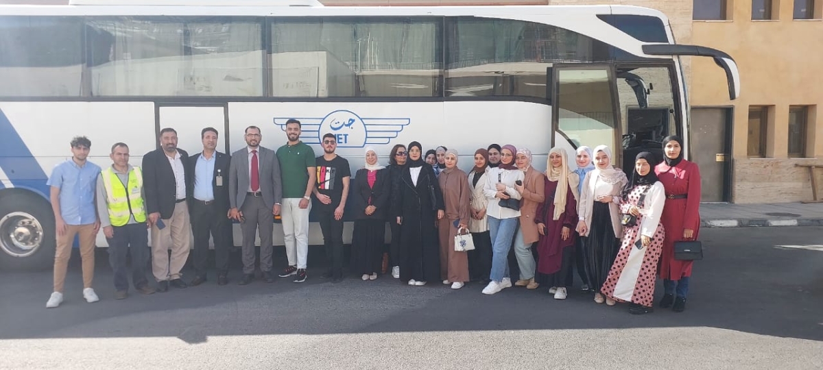 طلاب الأردنية يوزعون وجبات إفطار للمسافرين