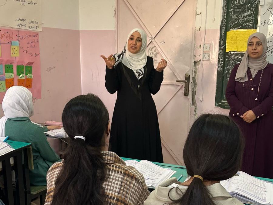 لمتابعة واقع العملية التعليمية ...بني عطية تتفقد مدرسة القصر الاساسية الثانية المختلطة في تربية القصر