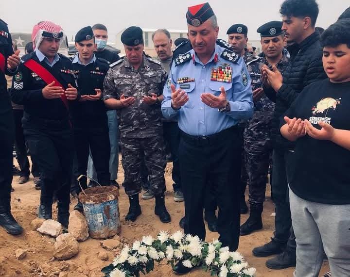العميد أنور الطراونة يشارك في تشييع جثمان العقيد المتقاعد رائد شاكر المشاقبة  صور