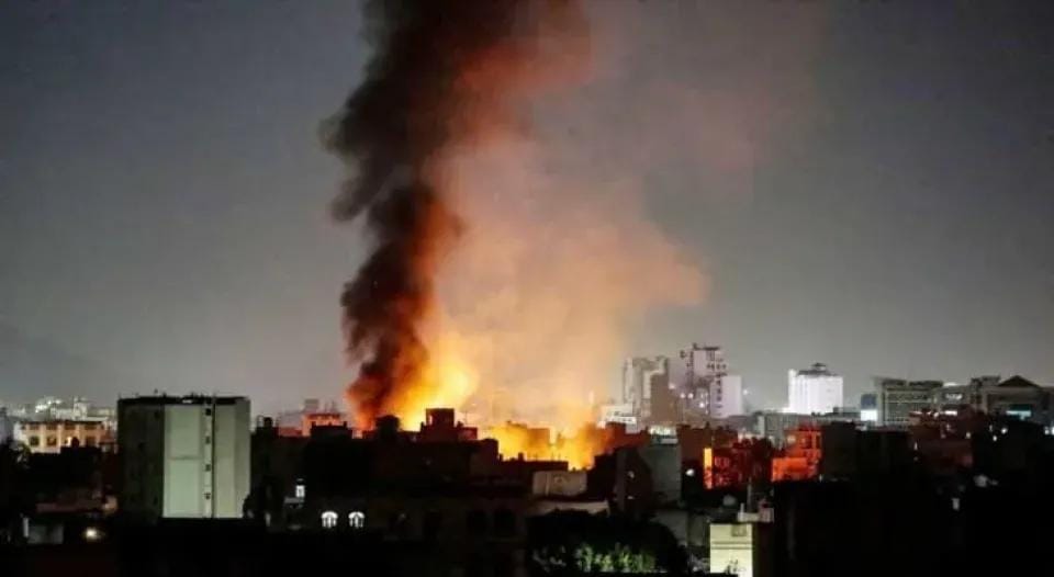 الطيران الأمريكي يجدد قصف ”جزيرة كمران” المطلة على البحر الأحمر غربي اليمن
