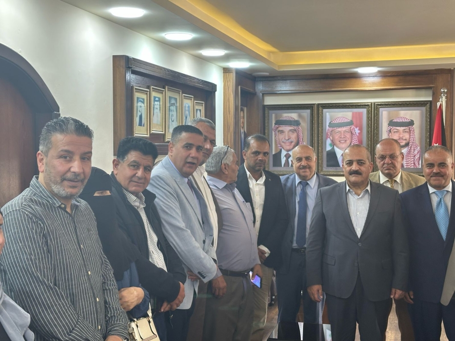 نائب رئيس بلدية اربد الكبرى وعددًا من أعضاء المجلس البلدي يقدمون التهاني لمحافظ اربد بعيد الفطر السعيد ...صور