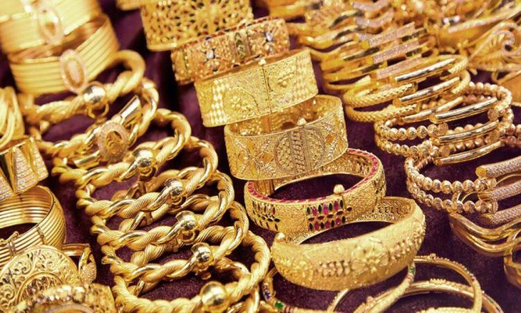 انخفاض أسعار الذهب نصف دينار في السوق المحلية