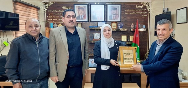 بني عطية تكرم الموظف المتميز في مديرية تربية القصر