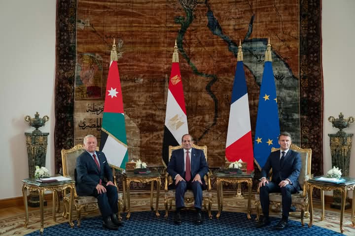 قمة ثلاثية في القاهرة تدعو لوقف فوري للحرب على غزة وضمان تدفق المساعدات الإنسانية