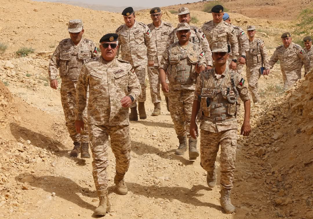 رئيس هيئة الأركان المشتركة يتفقد الواجهة الحدودية للمنطقة العسكرية الوسطى
