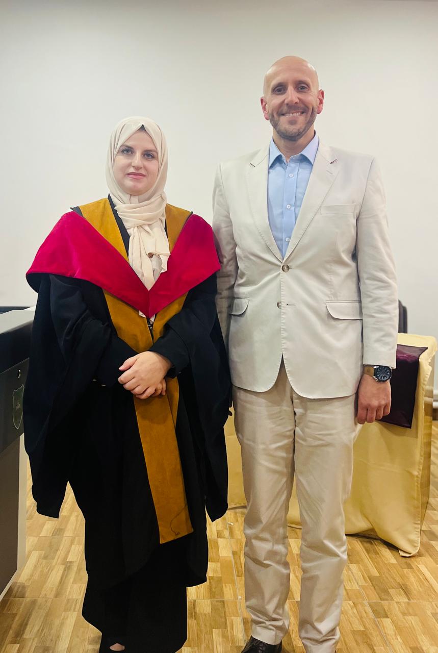 تخرّج الدكتورة ناديا عمر طاهات من الجامعة الأردنية بعد مناقشة أطروحة دكتوراه متميزة