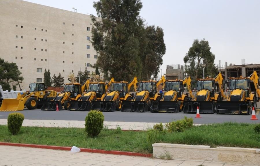 “الأشغال” تتسلم 19 آلية إنشائية جديدة