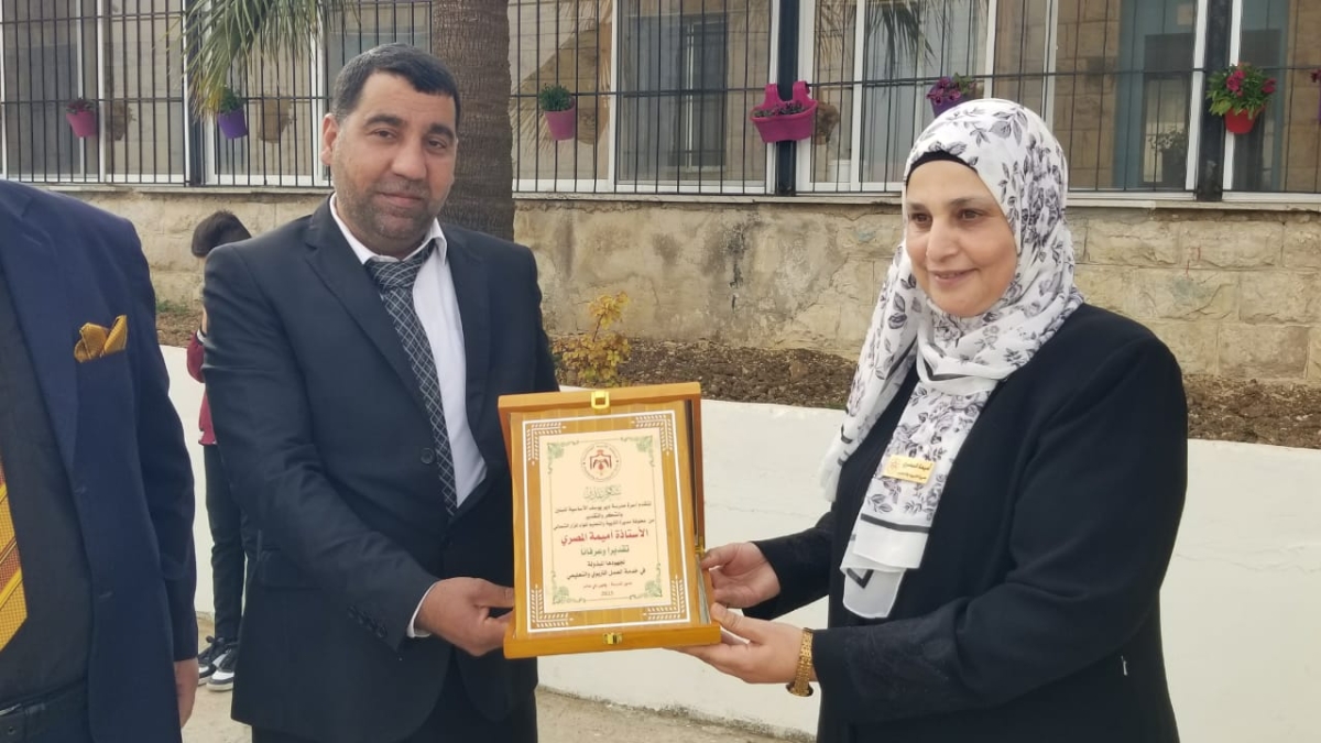 المصري تشارك طلاب دير يوسف الطابور الصباحي وتكرّم حفظة القرآن الكريم