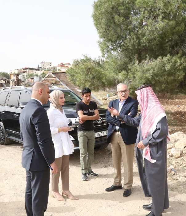 أبو السمن يتفقد طرق في عين الباشا ويطلع على الموقع المقترح لاقامة مكتب الأشغال