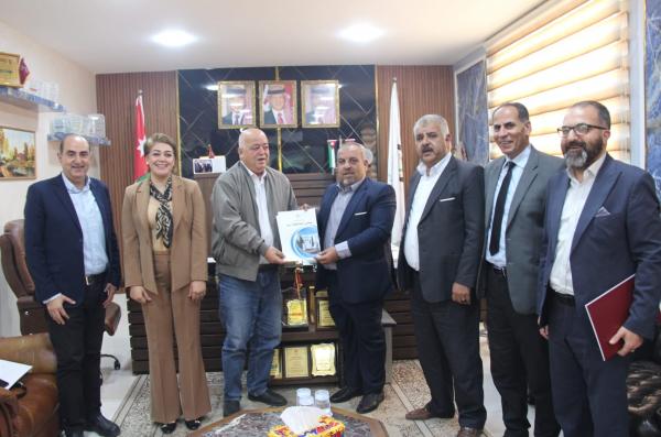 مجلس محافظة إربد يسلم مستندات مالية لمشاريع في بلدية الوسطية