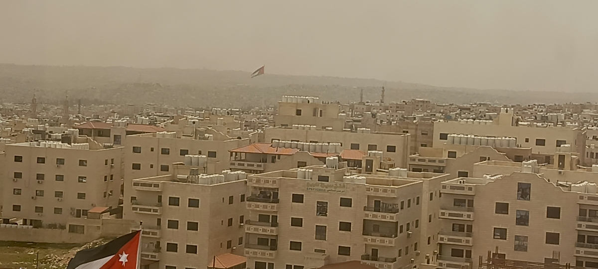 انخفاض ملموس على  الحرارة وسط أجواء مغبرة