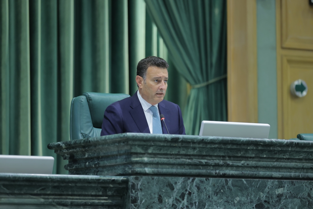 رئيس النواب : لولا الجيش وأجهزتنا الأمنية لما جلسنا على كراسينا وكفى تطاولاً اختباءً وراء أساليب الخطاب المزدوج
