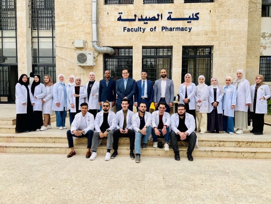 كلية الصيدلة في جامعة فيلادلفيا تنظم زيارة علمية وتدريبية لمستشفى الأمير حمزة لتعزيز المهارات العملية....صور