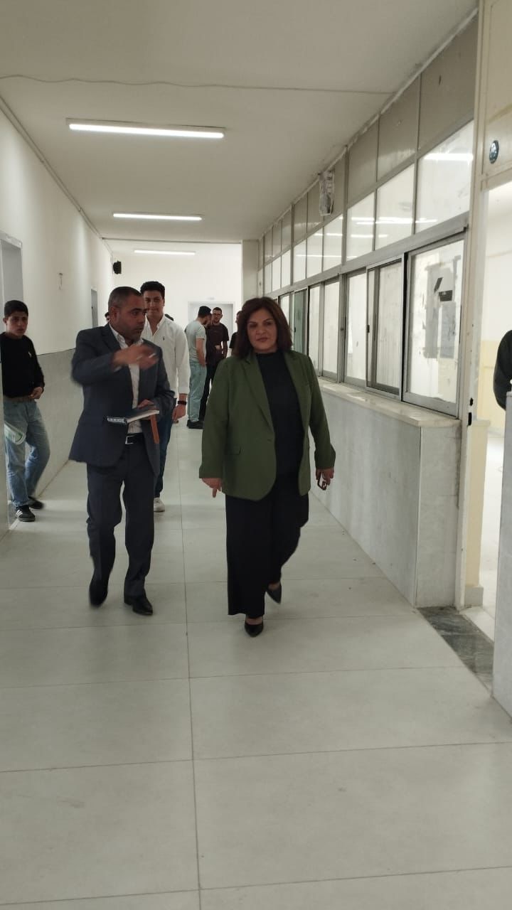 العجارمة تتفقد جاهزية قاعات امتحان الثانوية العامة في مركز مدرسة مرج الحمام المهنية للبنين، ومركز مدرسة عائشة بنت أبي بكر الثانوية الأولى للبنات.