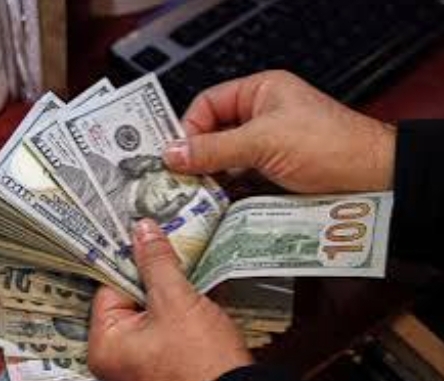 الدولار يتجه لأدنى مستوى له في ستة أشهر